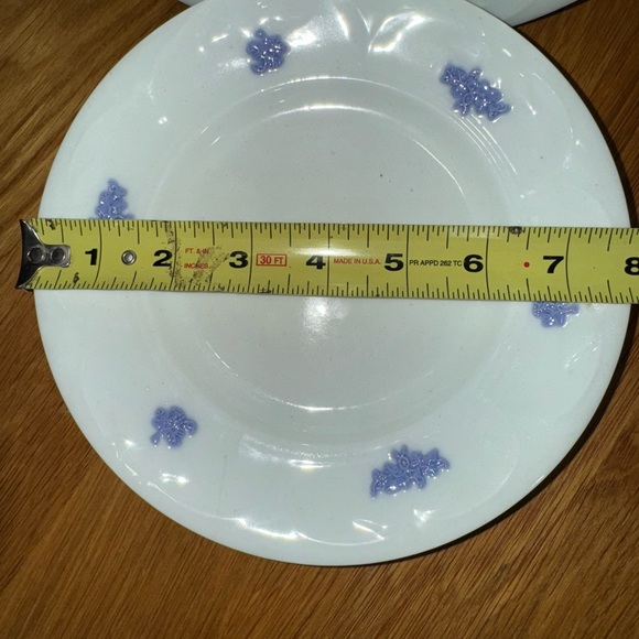 Elegant White and Blue Floral Dinner Plates - Picture 10 of 10